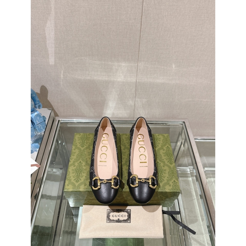 G*u*i flat shoes